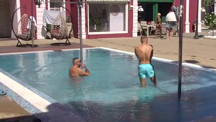 POKAZALI KO JE GLAVNI NA BAZENU: Filip Car i Mahir Pjanić u jutarnjem odmjeravanju snaga, dame nisu ostale ravnodušne (VIDEO) – odmjeravanje snaga na bazenu