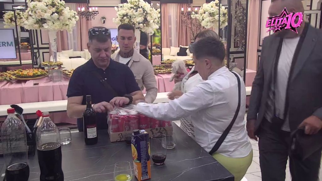 PRAVA GUŽVA U BELOJ KUĆI: Učesnici Elite 10 se otimali oko pića, Veliki šef pokrenuo haos (VIDEO) – gužva oko pića u Eliti 10
