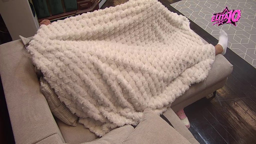 PREOKRET U ELITI: Car i Laura se sakrili ispod pokrivača, nežnosti usred Paba zapalile atmosferu (VIDEO) – nežnosti ispod pokrivača u Eliti