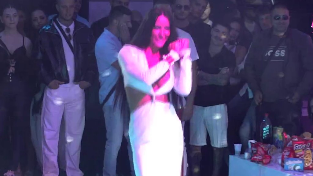 SAMOPOUZDANJE SLAĐE PORŠELINE ZAPALILO PISTU: Prošetala telo kao niko do sada, svi pričaju o njenom nastupu (VIDEO)