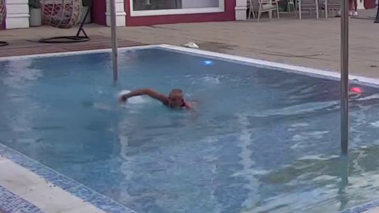 STARI RITUALI OTVARAJU NOVU SEZONU: Lepi Mića prvim jutarnjim kupanjem u bazenu podigao atmosferu u Eliti 10 (VIDEO) – Lepi Mića Elita 10