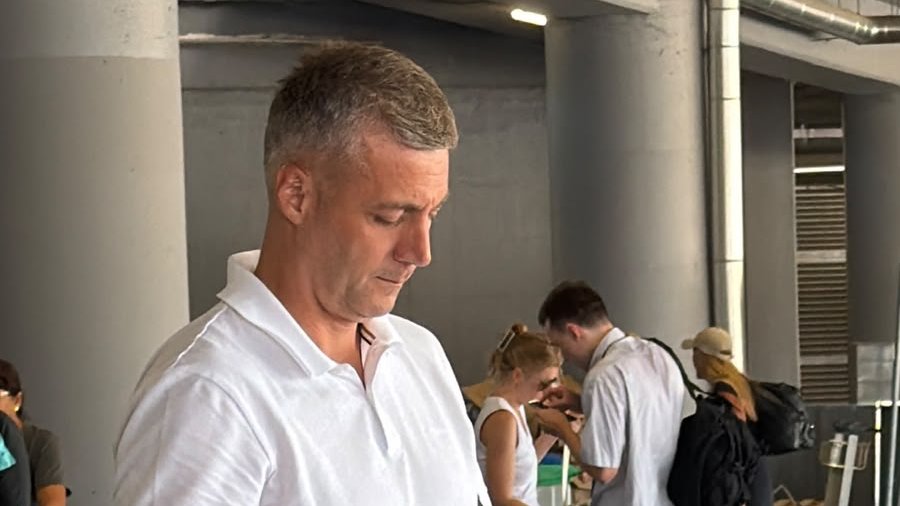 TOTALNI PREOKRET NA AERODROMU: Bojan Vasković iz Lexington benda iznenadio izborom prevoza i stajlingom, svi gledaju samo u njega (FOTO) – dolazak Bojana Vaskovića