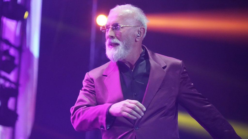 DINO MERLIN OTVORIO DUŠU O BRAKU: Pevač priznao zbog čega želi ponovo venčanje, supruga ga iznenadila odgovorom (FOTO) – Dino Merlin brak