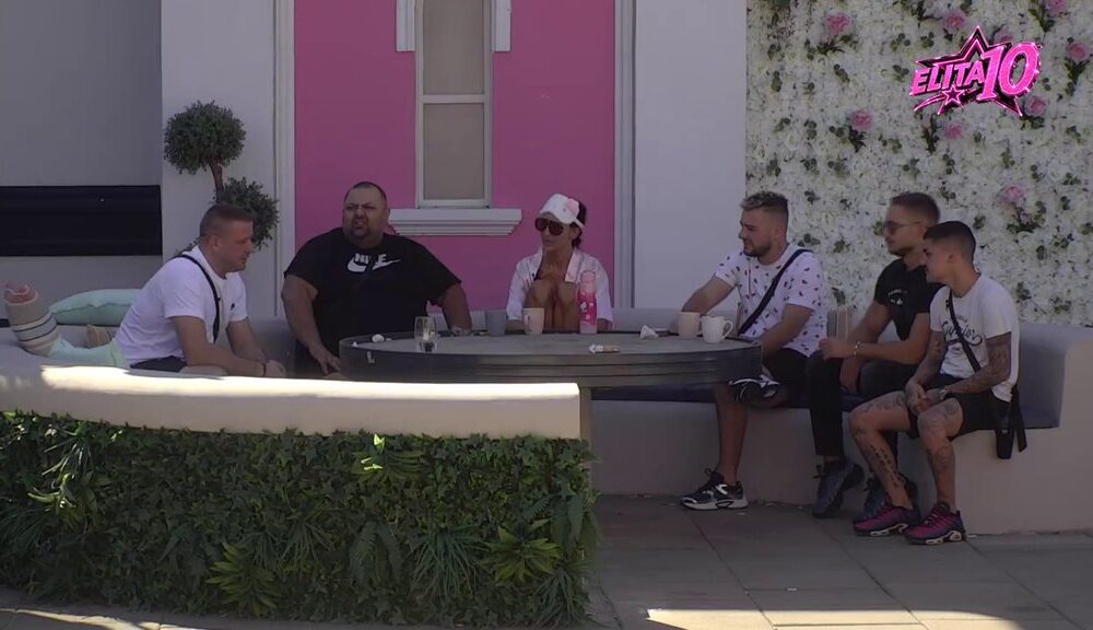 MUŠKI HAREM OKUPLJA SE OKO SLAĐE: Poršelina u centru pažnje, takmičari se utrkuju za njeno društvo (VIDEO) – muški harem oko Slađe Poršeline