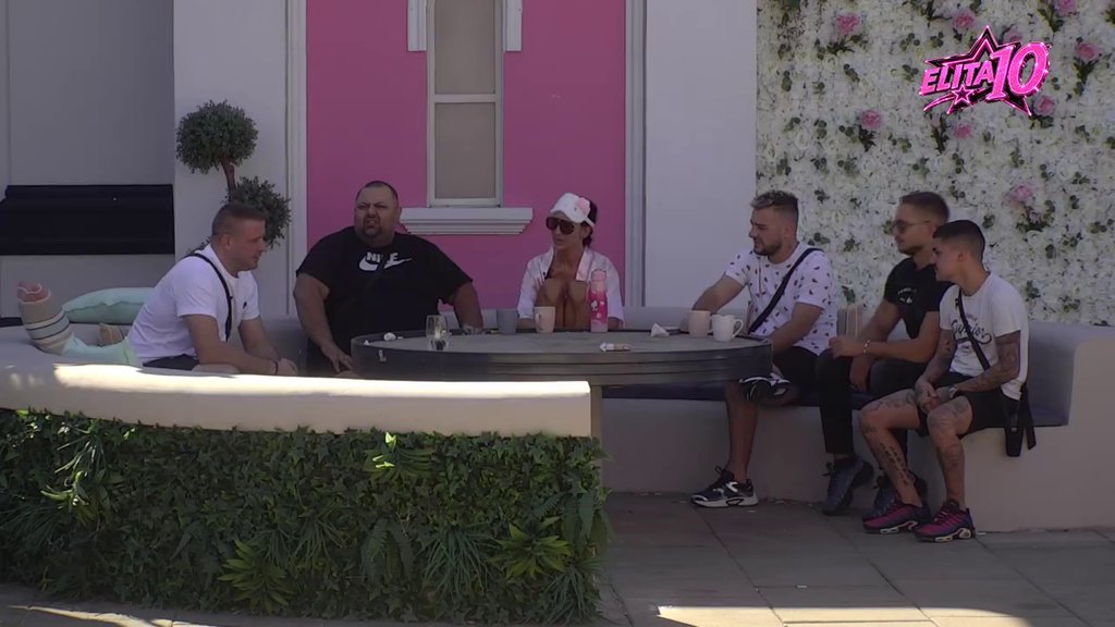 MUŠKI HAREM OKUPLJA SE OKO SLAĐE: Poršelina u centru pažnje, takmičari se utrkuju za njeno društvo (VIDEO) – muški harem oko Slađe Poršeline
