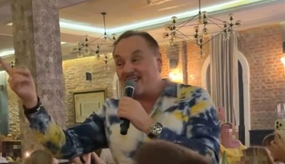 SLAVLJE KAKVO SE NE PAMTI U PORODICI KNEŽEVIĆ: Nenad Knez podigao atmosferu zbog rođenja unuke, a Sanja Vučić u emotivnom zagrljaju sa Nikolom (FOTO) – slavlje u porodici Knežević