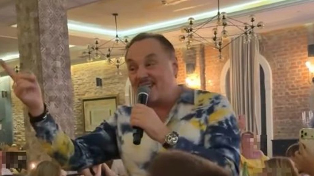 SLAVLJE KAKVO SE NE PAMTI U PORODICI KNEŽEVIĆ: Nenad Knez podigao atmosferu zbog rođenja unuke, a Sanja Vučić u emotivnom zagrljaju sa Nikolom (FOTO) – slavlje u porodici Knežević