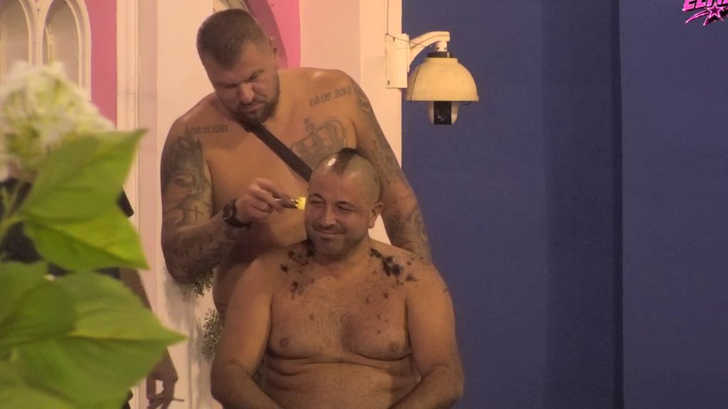 URNEBES U BELOJ KUĆI: Janjuš preuzeo makaze i šišao Bureka, komentari ukućana nasmejali sve (VIDEO) – prvo šišanje u Eliti