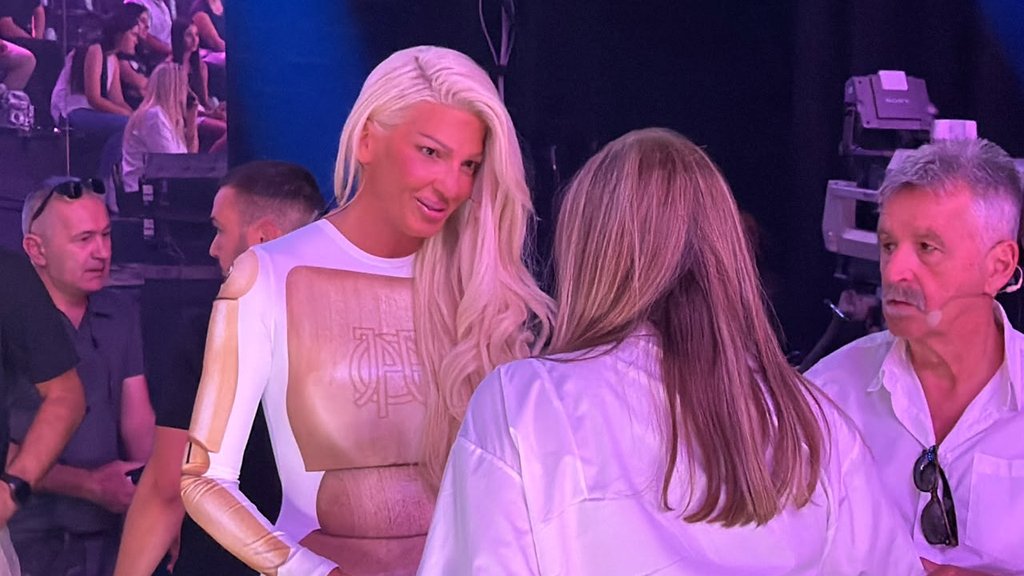 VIKI MILJKOVIĆ ODUŠEVILA JELENU KARLEUŠU NA SNIMANJU: Poklon za ćerke izazvao osmehe, reakcija u studiju sve iznenadila (VIDEO) – poklon za ćerke Jelene Karleuše