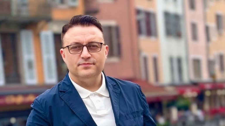 NAPAD NA AZIZA MURATIJA ŠOKIRAO JAVNOST: Pevač ranjen u pucnjavi u Skoplju, policija traga za napadačima (FOTO) – napad u Skoplju