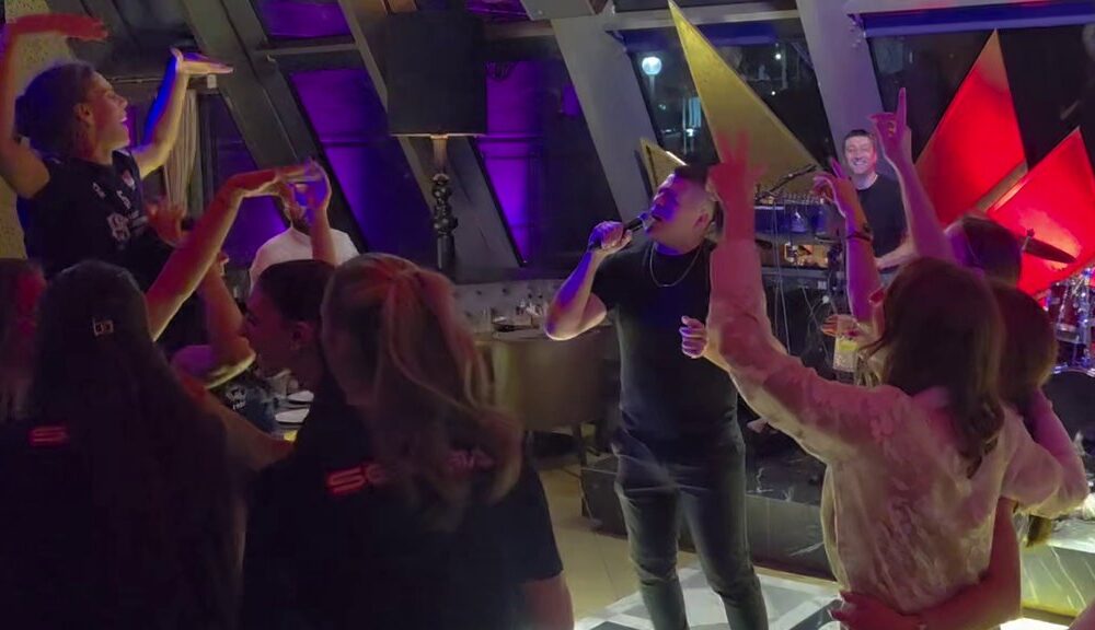 SLOBA RADANOVIĆ OPET SA ŠAMPIONKAMA: Treći put pevao odbojkašicama Srbije posle medalje, slavlje trajalo do zore (VIDEO) – proslava bronzane medalje Srbije