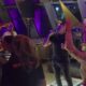 SLOBA RADANOVIĆ OPET SA ŠAMPIONKAMA: Treći put pevao odbojkašicama Srbije posle medalje, slavlje trajalo do zore (VIDEO) – proslava bronzane medalje Srbije
