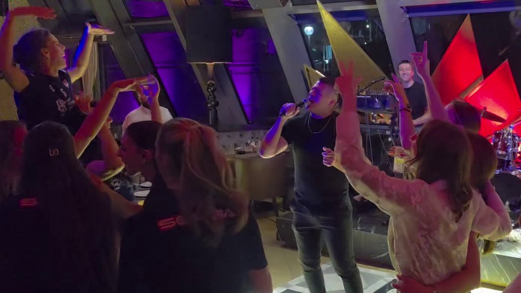 SLOBA RADANOVIĆ OPET SA ŠAMPIONKAMA: Treći put pevao odbojkašicama Srbije posle medalje, slavlje trajalo do zore (VIDEO) – proslava bronzane medalje Srbije