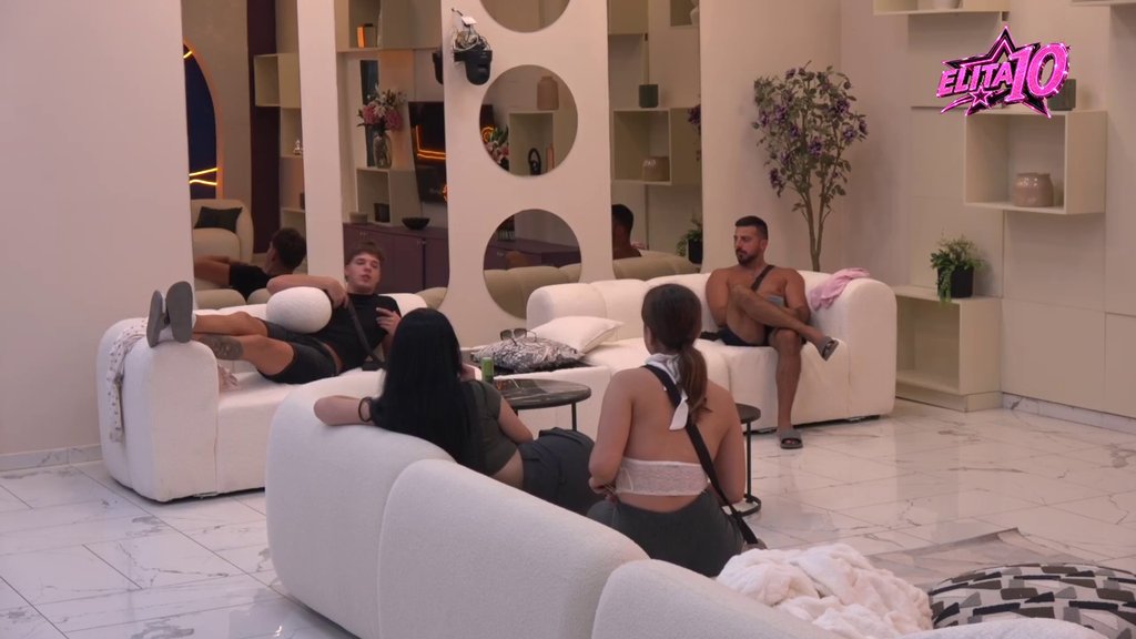 ŽESTOKO SUČELJAVANJE U KUĆI ODABRANIH: Jovana izrešetala Velju zbog komentara, a Veljko Petović joj odgovorio pred svima (VIDEO)