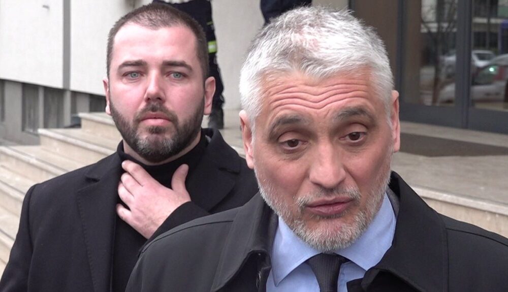 NEOBIČAN PRIZOR NA ULICI: Čeda Jovanović povređen, Aca Kos mu postao najveća podrška u teškom trenutku (FOTO) – povreda Čede Jovanovića