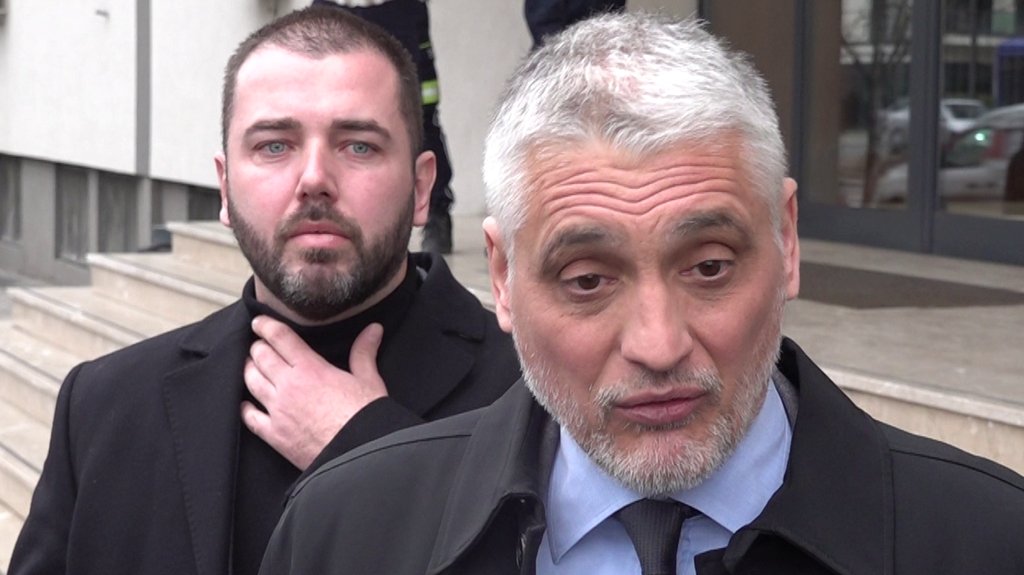 NEOBIČAN PRIZOR NA ULICI: Čeda Jovanović povređen, Aca Kos mu postao najveća podrška u teškom trenutku (FOTO) – povreda Čede Jovanovića