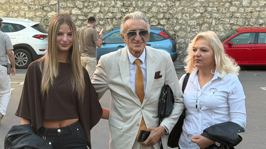 KODIĆ NA BINI POSLE TEŠKIH DANA: Mirko otkrio ćerkin muzički san, publika oduševljena novim duetom (FOTO) – Mirko Kodić i ćerka