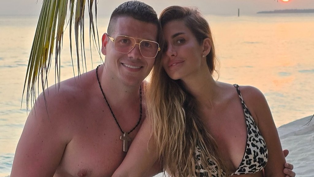 VRUĆE SCENE SA PESKA: Jelena Radanović bez gornjeg dela kupaćeg izazvala lavinu komentara na mrežama (FOTO)