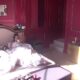 LAURA PONOVO NA IVICI SUZA: Zadrugarka odbija društvo, Lepi Mića pokušao sve da je razveseli (VIDEO) – nova tura Laurinog cviljenja