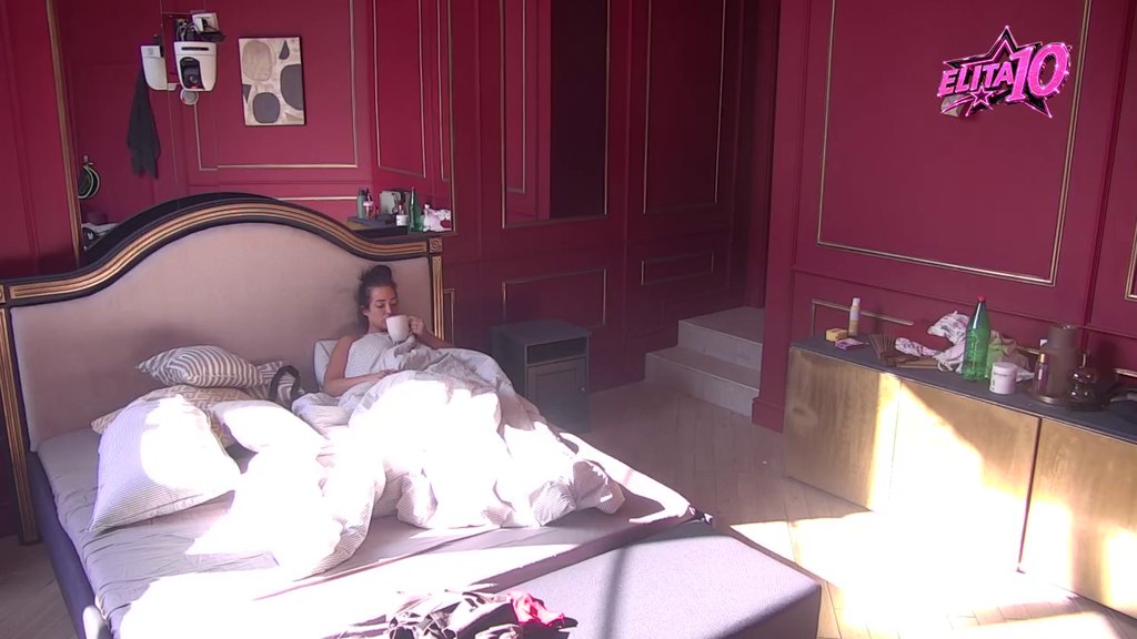 LAURA PONOVO NA IVICI SUZA: Zadrugarka odbija društvo, Lepi Mića pokušao sve da je razveseli (VIDEO) – nova tura Laurinog cviljenja