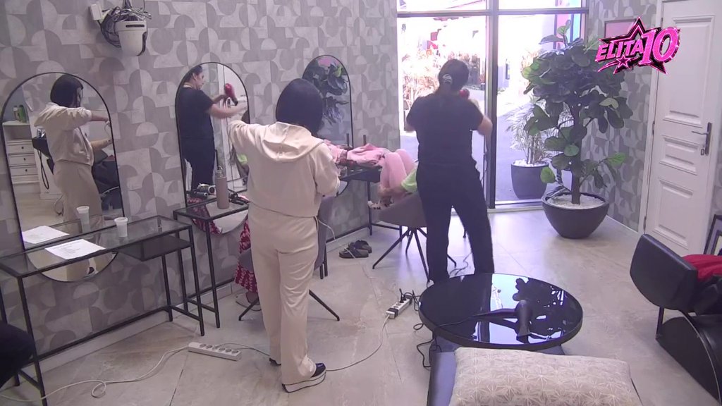 PREOKRET U JUTARNJOJ RUTINI ELITE: Anđela Đuričić i Biljana Čavlin prve osvojile frizerski salon, evo šta su izabrale (VIDEO) – frizerski salon u Beloj kući