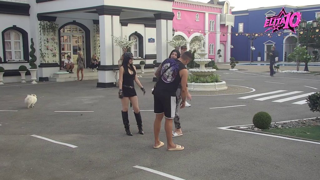 ZADRUGAR OSTAO BEZ TEKSTA PRED PRIZOROM: Kristina Jelkić pokazala Terzi izvajanu zadnjicu, reakcija u Eliti sve iznenadila (VIDEO) – Kristina Jelkić pokazuje izvajanu zadnjicu