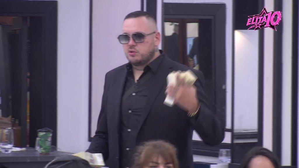 CAR SASUO SVE U LICE ZADRUGARIMA: Filip Car dodelio budžete u Eliti, njegove reči prema Slađi Poršelini i Karlu odjeknule među takmičarima (VIDEO) – dodela budžeta u Eliti