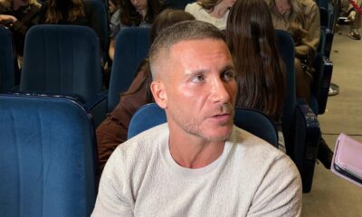 NE ODUSTAJE NI POSLE OPERACIJE: Saša Kovačević izašao na binu sa longetom, a publika nije ostala ravnodušna (FOTO) – Saša Kovačević nastupio