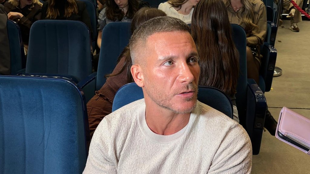 NE ODUSTAJE NI POSLE OPERACIJE: Saša Kovačević izašao na binu sa longetom, a publika nije ostala ravnodušna (FOTO) – Saša Kovačević nastupio