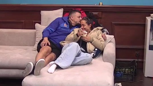 POPUŠTAJU KOČNICE U ELITI: Laura posle Cara u centru pažnje sa Terzom, zadrugari prate svaki njen potez (VIDEO)