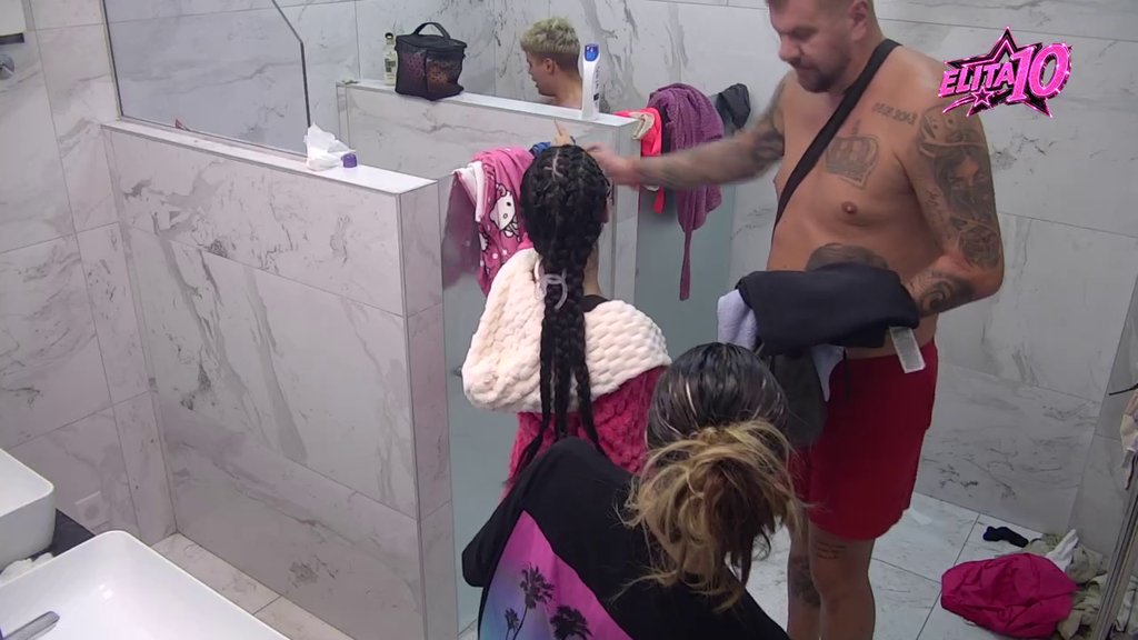 ŽESTOK OBRAČUN U KUPATILU: Janjuš i Poršelina u burnoj svađi zbog tuširanja, pogledajte šta se desilo (VIDEO) – svađa Janjuša i Poršeline
