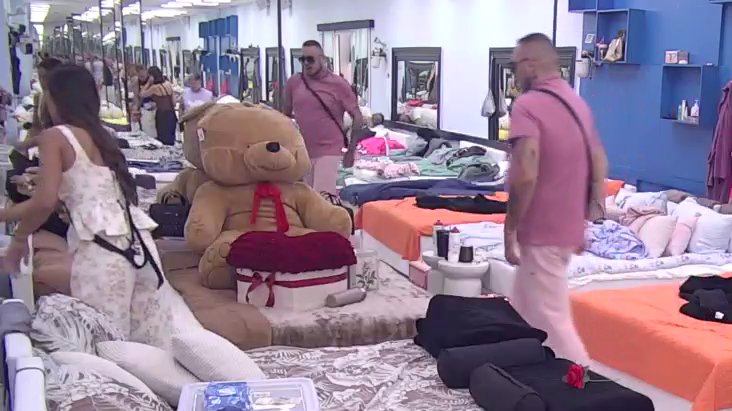 CAR NE PRAŠTA KONKURENCIJU: Filip Car prozvao Anđelu Đuričić zbog kreveta prepunog ruža, Suki Keso izazvao tenziju (VIDEO) – Car Anđela Đuričić