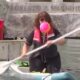 NEODOLJIVA UPORNOST NA JEZERU: Miljana Kulić vesla sa loptom u ustima, Ivan navija, a takmičari gledaju (VIDEO)