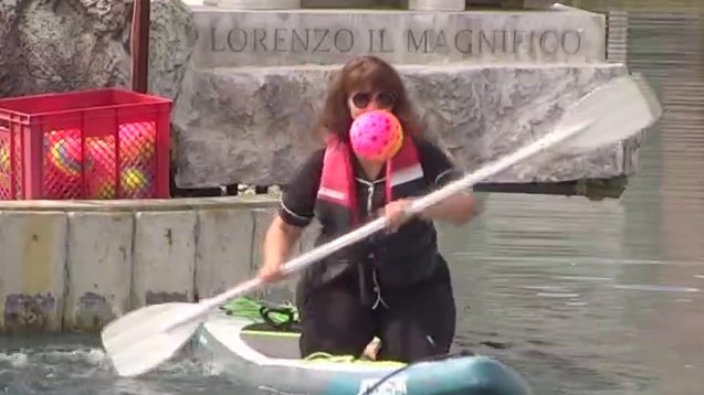 NEODOLJIVA UPORNOST NA JEZERU: Miljana Kulić vesla sa loptom u ustima, Ivan navija, a takmičari gledaju (VIDEO)