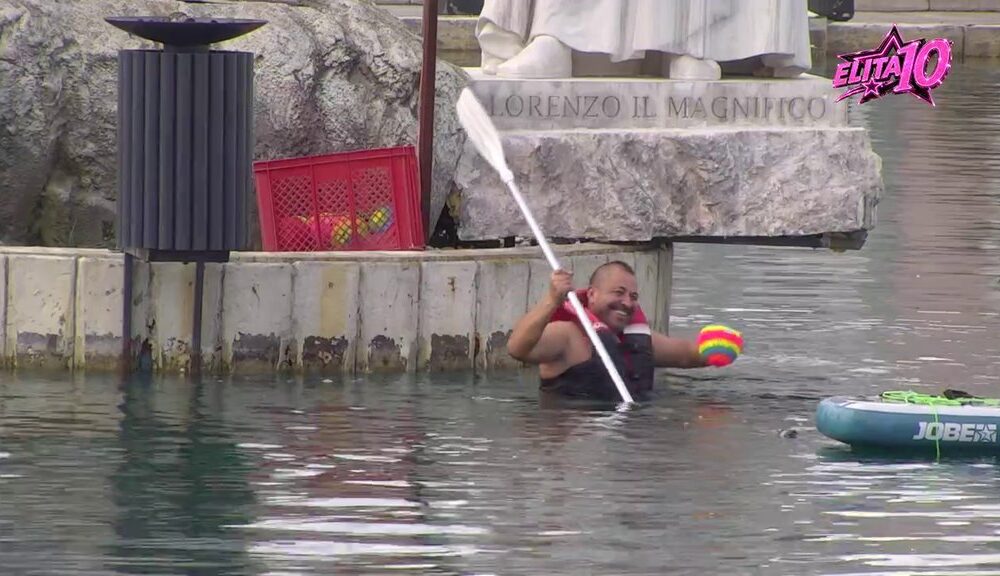 PREOKRET NA JEZERU: Burek pao sa daske i završio mokar pred svima, snimak već hit na mrežama (VIDEO)
