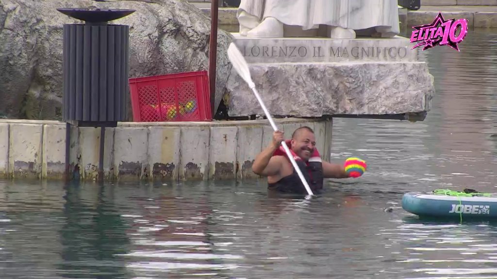 PREOKRET NA JEZERU: Burek pao sa daske i završio mokar pred svima, snimak već hit na mrežama (VIDEO)