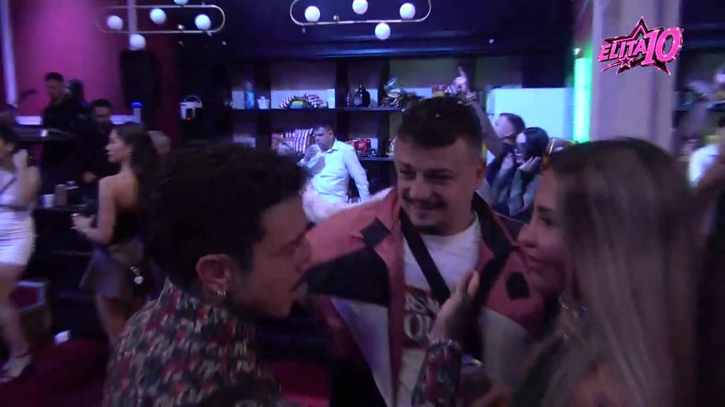 FILIP PREŠAO PREKO PONOSA U ELITI: Pozvao Aneli da mu se pridruži kod šanka, a njen odgovor iznenadio sve (VIDEO) – Filip Đukić prišao Aneli Ahmić