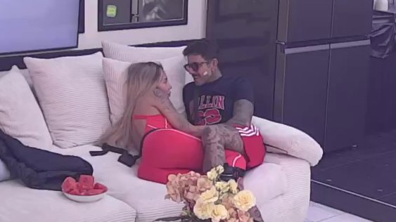 HIPNOTIŠU SE BEZ REČI U BELOJ KUĆI: Filip Đukić i Aneli Ahmić razmenjuju poglede, poljubaca ni na vidiku (VIDEO) – hipnotišući pogledi u Beloj kući