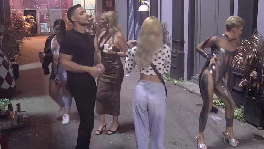 IGRA S LJUBOMOROM U KAZINU: Uroš Stanić zavodi Dalibora pred Karlom, svi čekaju njegov sledeći potez (VIDEO) – ljubomora u Eliti