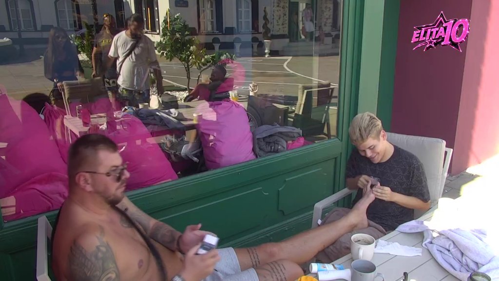 JANJUŠ PREDAO STOPALA U RUKE ZADRUGARIMA: Uroš i Sanja mu priredili pedikir iz snova, evo kako je reagovao na lak za nokte (VIDEO) – pedikir u Beloj kući