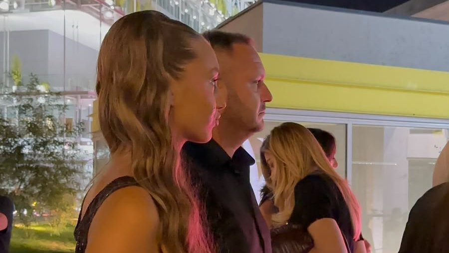 KONTRAST KOJI JE SVE ODUŠEVIO: Ćerka Dejana Petrovića nakon napada ponovo uz oca, zajedno zablistali na proslavi (FOTO) – napad u diskoteci