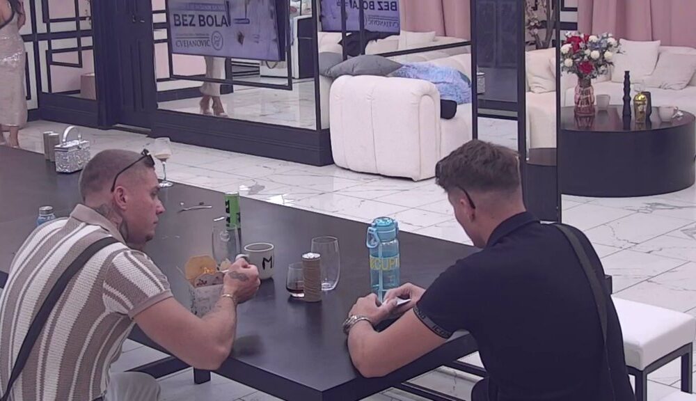 NAPETOST RASTE U ELITI: Mali Velja javno se hvali poljupcem sa Lenom, ali njihova veza i dalje visi u vazduhu (VIDEO) – poljubac u Eliti