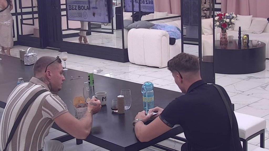 NAPETOST RASTE U ELITI: Mali Velja javno se hvali poljupcem sa Lenom, ali njihova veza i dalje visi u vazduhu (VIDEO) – poljubac u Eliti