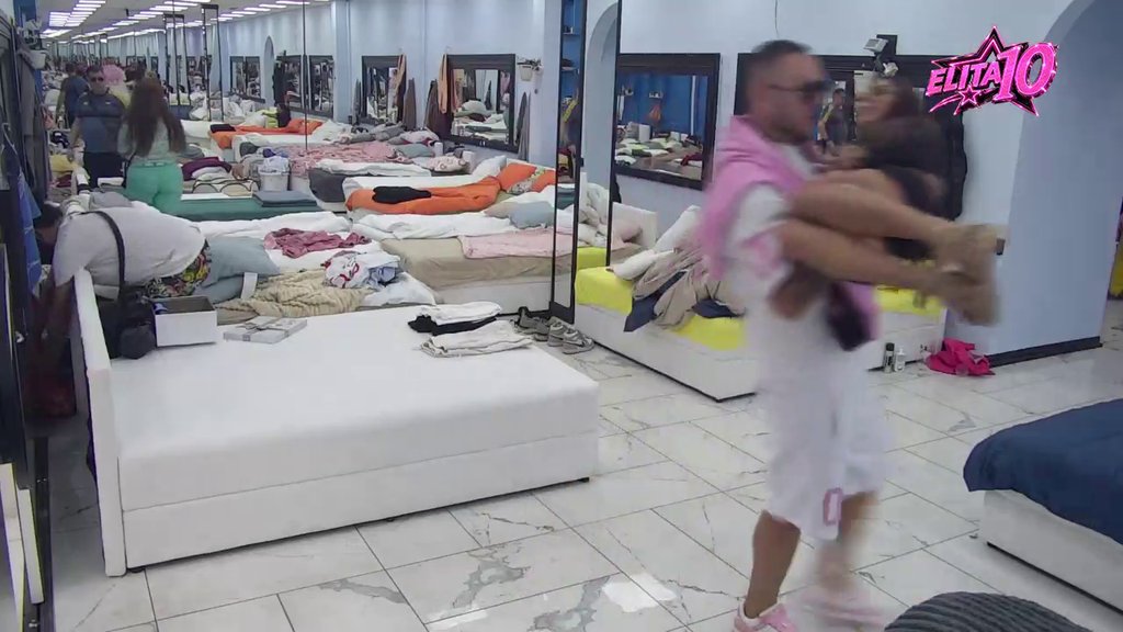 POHOD FILIPA CARA NA NOVU ZADRUGARKU: Sanja Grujić završila u njegovom naručju, atmosfera u Beloj kući ključala (VIDEO)