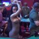 PORŠELINA ZAVODI BELOM KUĆOM: Slađa Lazić posle poljubaca sa Leonom Canerom pokazala još vreliji ples u kazinu (VIDEO) – Poršelina u kazinu