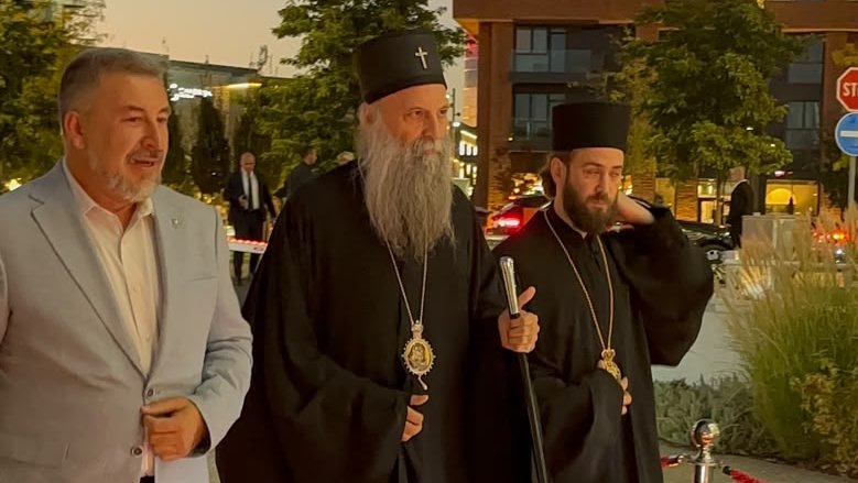 SVE OČI UPRTE U PATRIJARHA PORFIRIJA: Među prvima stigao na događaj u Beogradu, njegov dolazak izazvao veliku pažnju (FOTO) – događaj u Beogradu na vodi