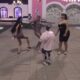 TOŠIN POVRATAK ZAPALIO BELU KUĆU: Poršelina, Uroš i Miljana zavrteli kukovima, atmosfera se usijala uz Karleušu (VIDEO) – Tošin povratak u Belu kuću