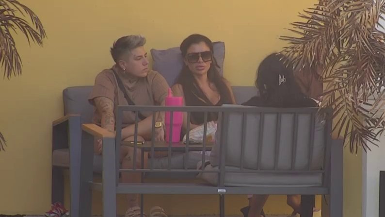 MATORA UDARILA NA CIMERE ZBOG LAURE: Jovana Tomić ne može da veruje da takmičari opravdavaju Prgomat, tenzija raste u Beloj kući (VIDEO) – ponašanje Laure Prgomat