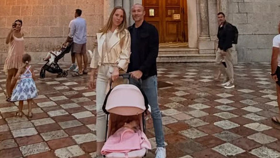 PORODIČNA SREĆA UZ SVETINJU: Aca Sofronijević sa suprugom i ćerkom otputovao u Kotor, emotivni trenutak ispred crkve starog grada (FOTO) – Aca Sofronijević Kotor