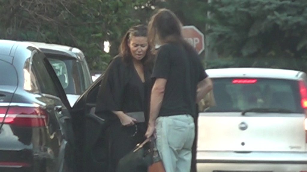PREOKRET NAKON SKANDALA SA JELENOM RADANOVIĆ: Ana Nikolić i Rale ponovo zajedno, pevačica otežano hoda dok on brine o Tari (FOTO)